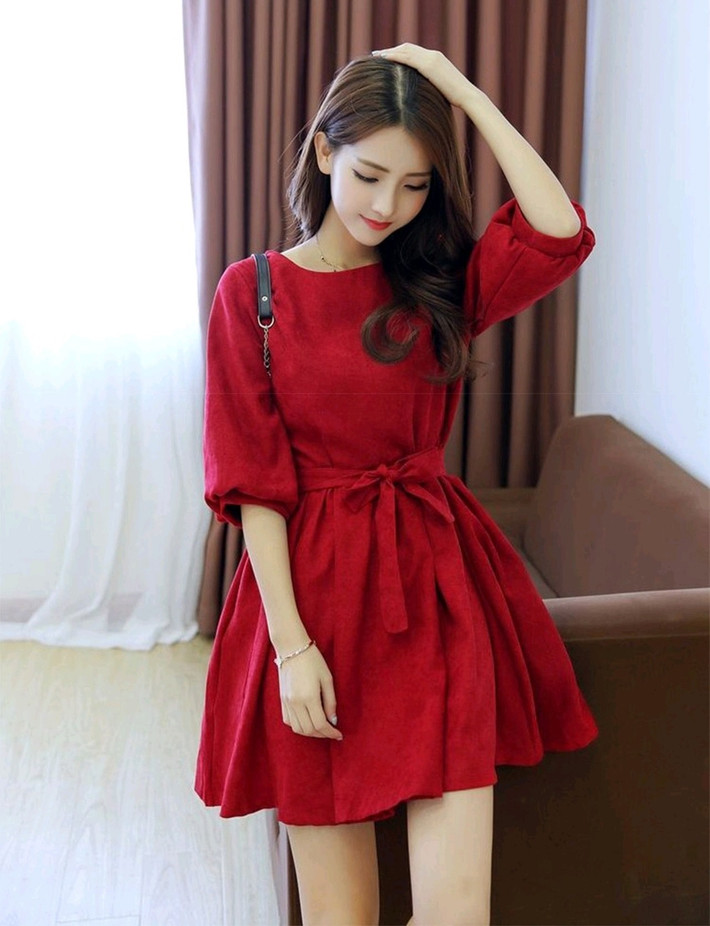 Trang phục màu đỏ: Màu đỏ là gam màu quyền lực đem đến vẻ đẹp quyến rũ tự tin và vô cùng nổi bật cho phái đẹp. Đây cũng chính là màu trang phục lý tưởng nhất để các cô nàng thể hiện sức cuốn hút của bản thân cho buổi hẹn hò lãng mạn trong ngày lễ Tình nhân.