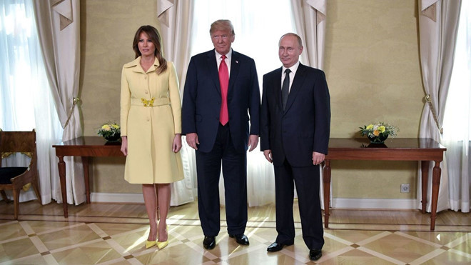 Gặp Tổng thống Nga Vladimir Putin, bà diện chiếc váy phom dáng vest tông vàng pastel với phần thắt lưng hình bướm của nhà mốt Gucci. Thiết kế được bán với giá 3.700 USD (85 triệu đồng).