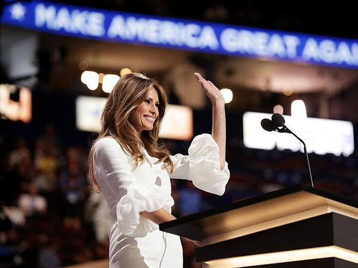 Chiếc váy Roksanda 2.865 USD (khoảng 66 triệu đồng) được bà Melania lựa chọn khi phát biểu tại Hội nghị Quốc gia Đảng Cộng hòa năm 2016. Chiếc váy đã "cháy hàng" chỉ chưa đầy 1 giờ sau khi bà kết thúc bài phát biểu. Ảnh: Getty, Reuters.