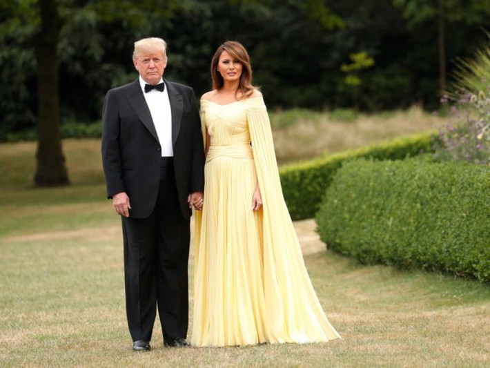 Trong chuyến thăm chính thức đầu tiên của Tổng thống Donald Trump đến Anh, bà Melania lựa chọn chiếc váy vàng lộng lẫy của nhà mốt J. Mendel có giá 7.000 USD (khoảng 160 triệu đồng).
