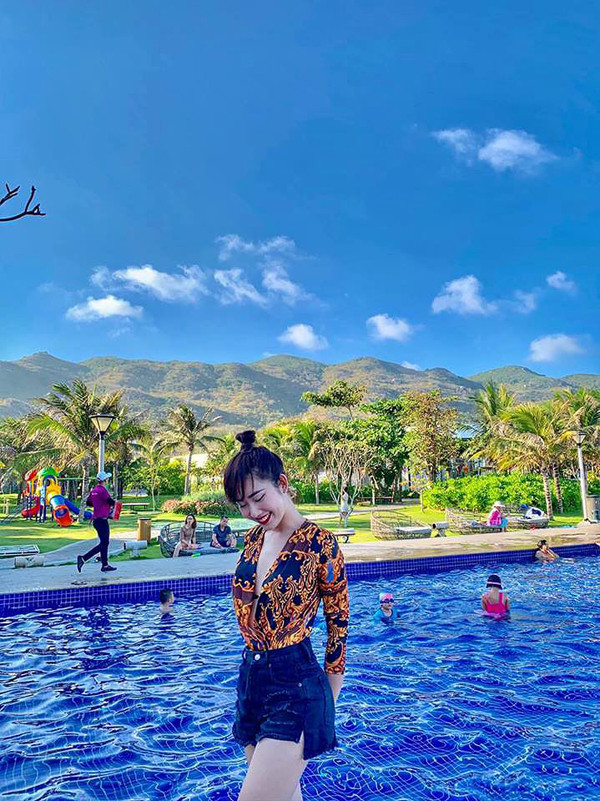 Khi đi nghỉ Tết, Thúy Ngân mix quần jeans rách cùng bikini - một trong những phong cách thời trang được các fashionista thế giới ưa chuộng.