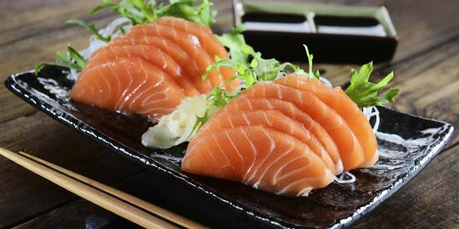 Ăn cá béo: Người Nhật rất thích ăn cá. Trung bình mỗi người Nhật tiêu thụ khoảng 55,7kg đồ biển (người Mỹ chỉ ăn khoảng 24kg) trong một năm. Người dân ở Nhật chế biến các loại cá (cá hồi, cá bơn và cá thu) trở thành một loại thực phẩm chính trong chế độ ăn uống của họ.
