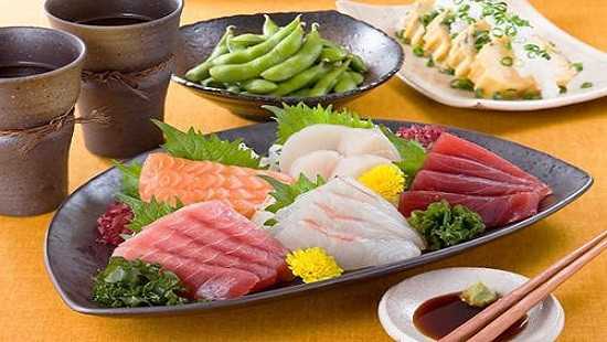 Với hàm lượng axit béo Omega-3 cao, việc ăn nhiều cá có thể ức chế sự phát triển của tế bào ung thư. Nếu bạn đang tìm kiếm các nguồn axit béo Omega-3 thay thế khác ngoài cá thì hạt lanh, hạt bí ngô, quả óc chó, đậu nành và dầu hạt cải cũng sẽ là những lựa chọn tuyệt vời.