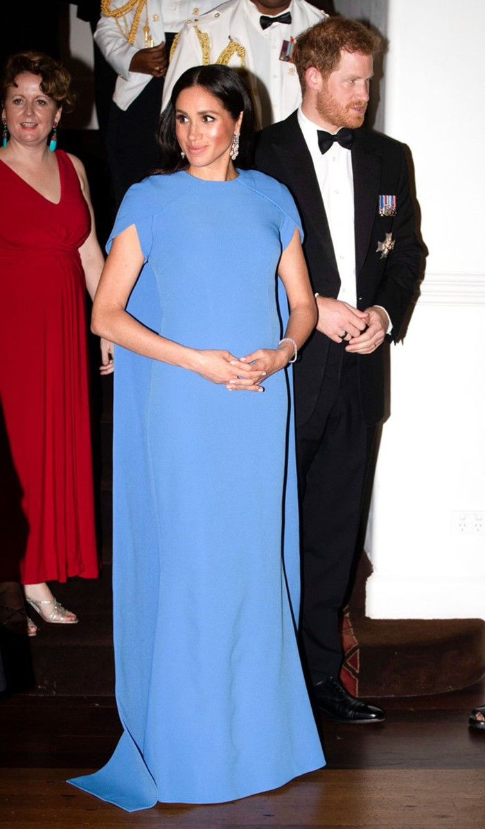 Những lúc đi sự kiện cùng hoàng tử Harry, Meghan thường chọn những kiểu đầm sang trọng, quyến rũ.