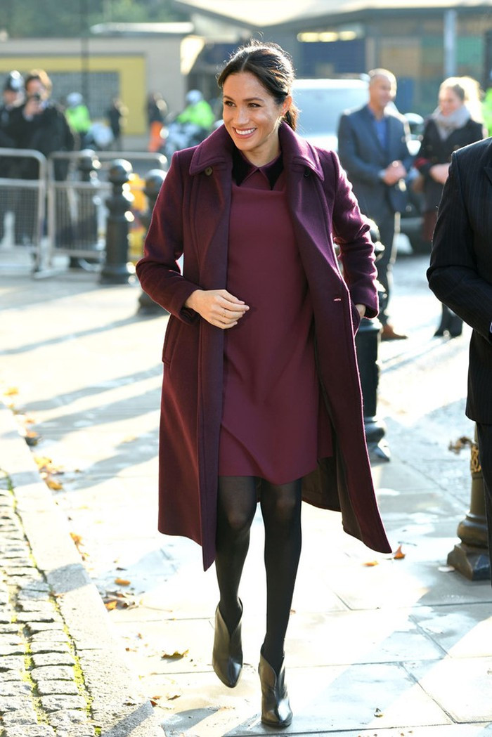 Bà bầu Meghan khiến nhiều người hâm mộ yêu mến bởi cách chọn trang phục thanh lịch và tôn dáng.