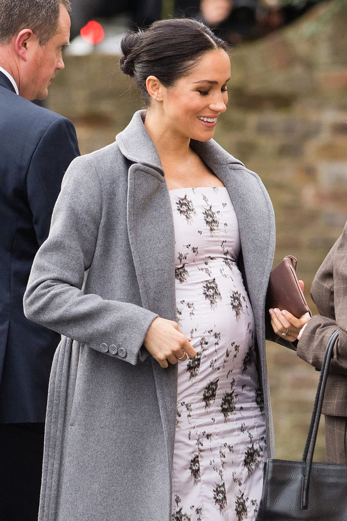 Meghan thường xuyên diện váy ôm sát khoe bụng bầu.