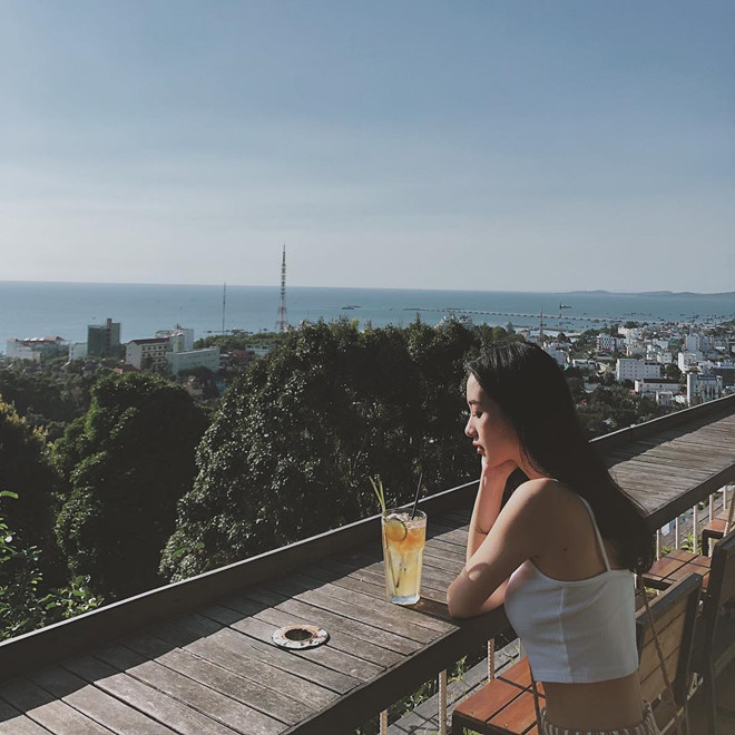Nữ diễn viên Jun Vũ mặc gợi cảm trong chuyến du lịch Phú Quốc đầu năm 2019.