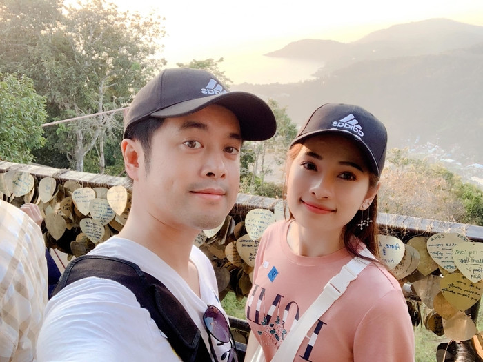 Nhạc sĩ Dương Khắc Linh cùng bạn gái Sara Lưu chọn Thái Lan để du xuân. Cặp đôi mặc áo phông giản dị và đội mũ đôi trong chuyến du hí.