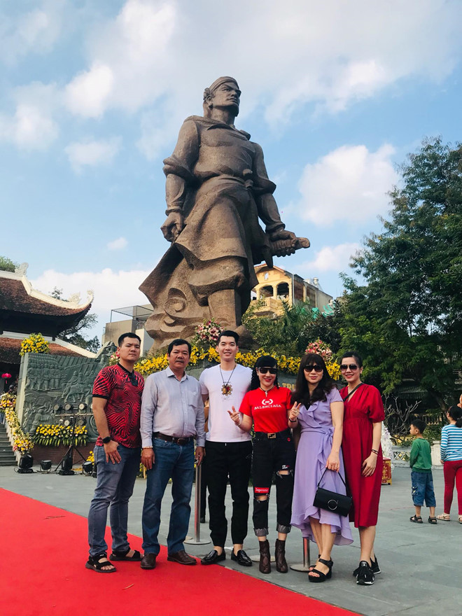 Trương Nam Thành và bà xã doanh nhân chọn áo phông và quần jean trẻ trung trong chuyến du xuân đầu năm cùng gia đình ở chùa Bái Đính và Tràng An thuộc tỉnh Ninh Bình.