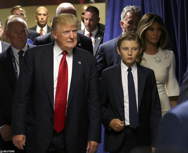 Được mệnh danh là bản sao nhí của người cha tổng thống, Barron Trump luôn trung thành với những mẫu vest màu cơ bản, toát lên vẻ nam tính và lịch sự.
