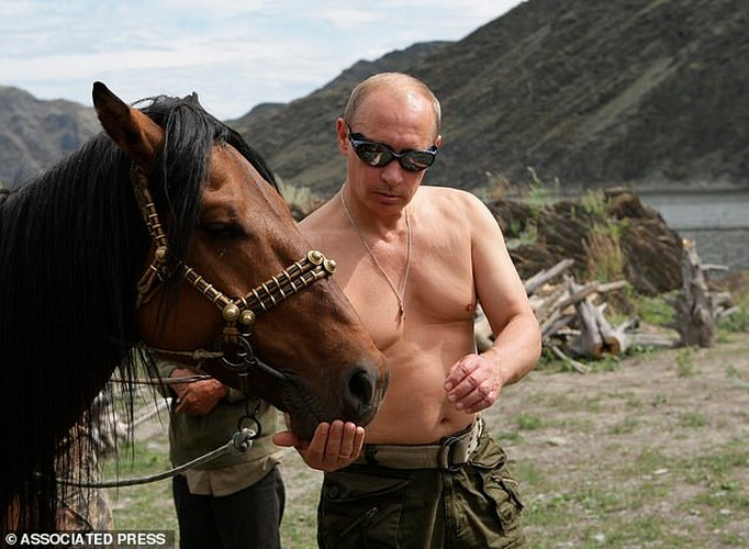Tổng thống Putin nổi tiếng là người ưa thích các hoạt động ngoài trời, ông từng nhiều lần mình trần câu cá ở Siberia hay cưỡi ngựa đi qua một con sông ở rừng Taiga.