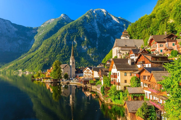 Hallstatt là một ngôi làng hơn 7000 tuổi nằm bên hồ Hallstätter See, tọa lạc giữa hai thành phố Salzburg và Graz, phía Bắc nước Áo, bao quanh bởi dãy núi Alps mờ sương.