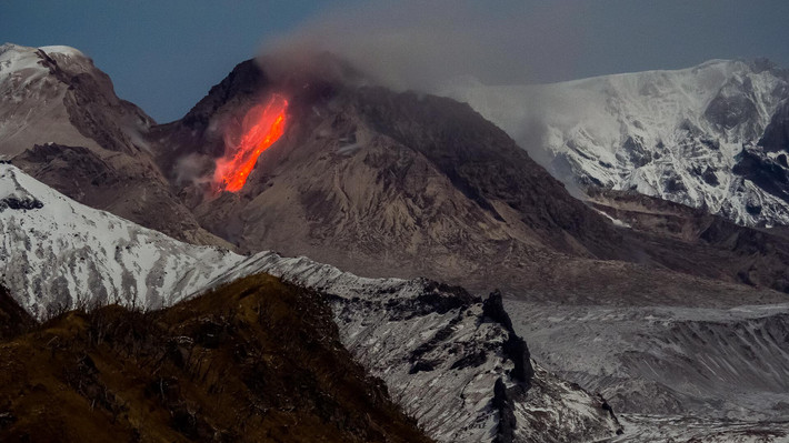 1. Shiveluch, Kamchatka: Kamchatka là nơi có hầu hết các ngọn núi lửa đang hoạt động của Nga, mặc dù số lượng chính xác của chúng vẫn chưa được xác định. Shiveluch là ngọn núi lửa đang hoạt động ở cực bắc ở Kamchatka. Cột tro của nó thường cao tới 4,5 km, bao phủ ngôi làng Kluchi, nằm dưới chân núi lửa.