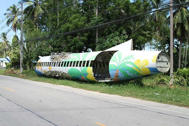 Ngày 4/8/2009, chiếc máy bay ATR 72-212A của hãng hàng không Bangkok Airways lao khỏi đường băng trước khi đâm thẳng vào một tháp điều khiển cũ tại sân bay thành phố Samui. Vụ tai nạn khiến một trong hai phi công tử nạn tại chỗ. Cú đâm trực diện mạnh cũng khiến 41 hành khách bị thương. Chiếc máy bay trở thành phế liệu do hư hại nặng trong vụ tai nạn.