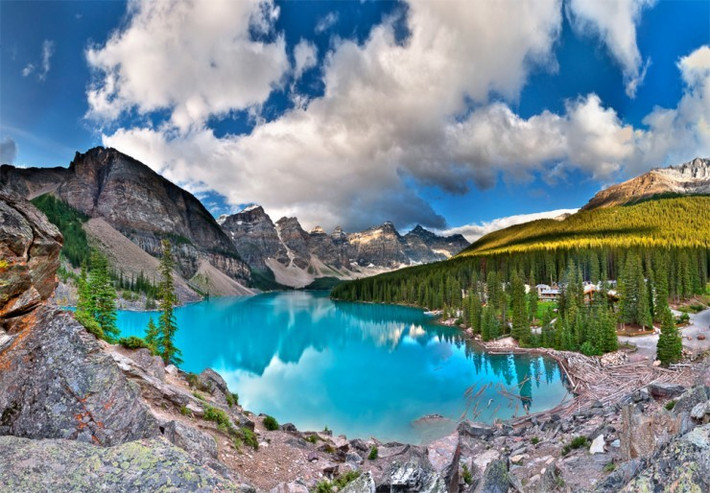 Hồ Moraine nằm trong thung lũng dưới chân núi Ten Peaks, thung lũng bao gồm gồm 10 ngọn núi có độ cao trung bình 1.885m với những đỉnh núi phủ đầy tuyết trắng. Cũng chính vì vậy, nước hồ Moraine được cấp từ sông băng trên các đỉnh núi.