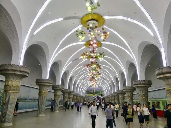 Ga tàu điện ngầm với kiến trúc cổ kính tại thủ đô Bình Nhưỡng. Hệ thống tàu điện ngầm ở Bình Nhưỡng còn có thể sử dụng như những hầm trú ẩn cho người dân nếu xung đột xảy ra.