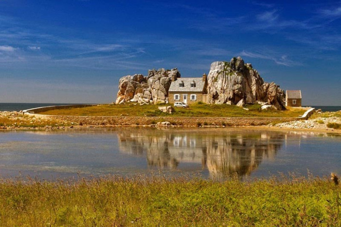 Ngôi nhà này có tên Castel Meur hay còn được gọi là La Maison du Gouffre (ngôi nhà trong vực thẳm), nằm ở ven biển đảo Plougrescant, Brittany, Pháp.