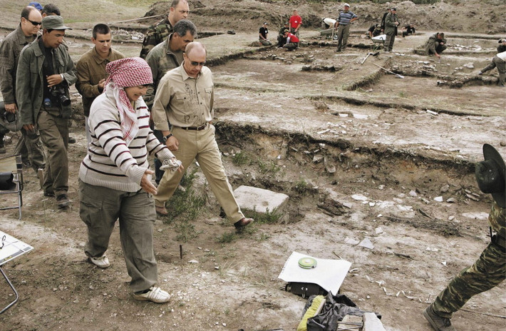 Vào năm 2007, cùng với các nhà khảo cổ học, Tổng thống Nga Vladimir Putin đã đến thăm Por-Bajin. Trước cánh tượng được chứng kiến, ông nói rằng: "Tôi đã đi nhiều nơi, đã tận mắt thấy nhiều điều, nhưng chưa bao giờ thấy cái gì như vậy". Ảnh: IT.