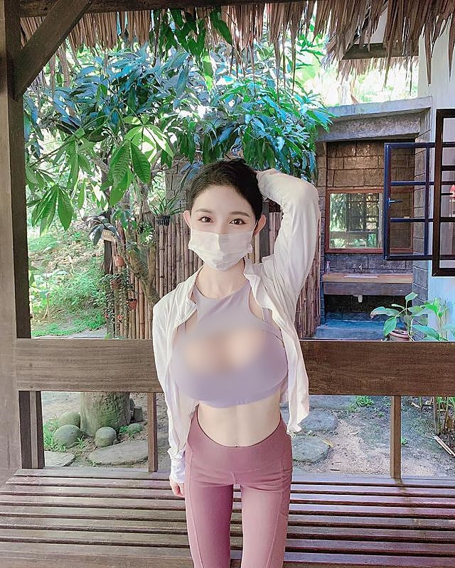 Những bộ đồ tập hở hang cũng được Krysstal tận dụng hết mức có thể. Cô nàng không nhận ra rằng tuy có được sự chú ý tạm thời nhưng về lâu dài thì sẽ khó.