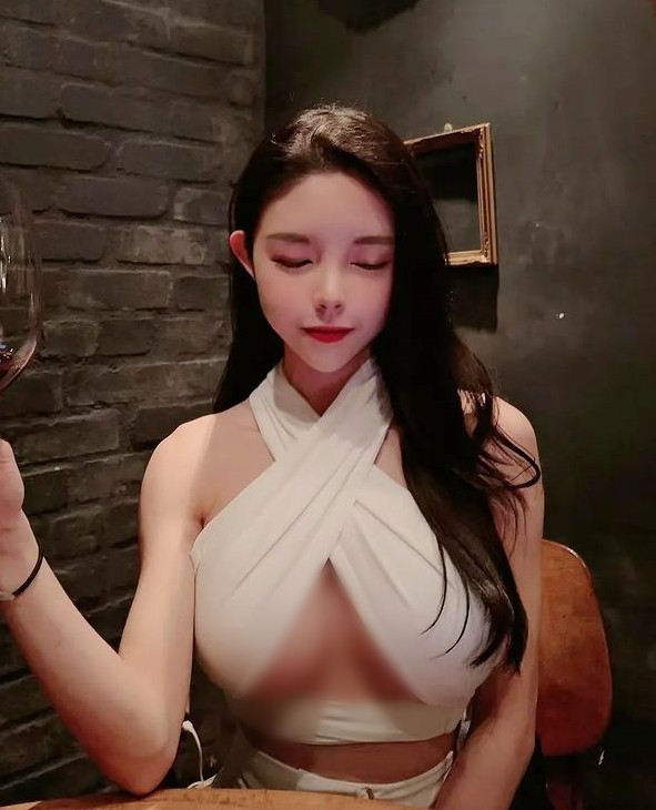 Theo tìm hiểu, Krysstal là một trong những hot girl gợi cảm thế hệ mới, không ngại hở bạo một cách lố bịch để thu hút sự chú ý.