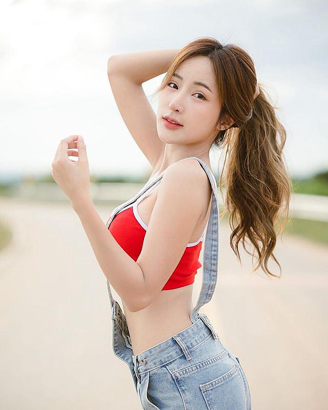Ý thức được hướng phát triển của mình là đúng đắn, Thanyarat Charoenpornkittada cũng cực kỳ chiều fan. Cô nàng thường xuyên giao lưu và "chiêu đãi" fan bằng những bức ảnh cực kỳ xinh đẹp, nuột nà của mình.
