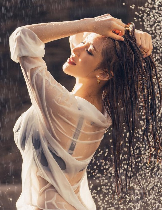Bởi vì nghịch nước, toàn bộ chiếc áo sơ mi trắng của cô nàng hóa thành trong suốt, dính sát vào cơ thể, để lộ đường cong quyến rũ của hot girl.