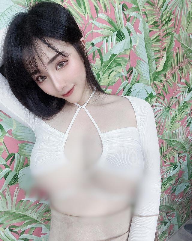 Tuy nhiên, có vẻ như Umi càng ngày càng quá đà khi những bộ trang phục của cô nàng hở hơn, ngắn hơn.