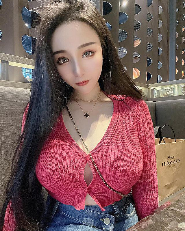 Theo tìm hiểu, hot girl Umi sở hữu khuôn mặt xinh đẹp kiều diễm, làn da trắng nuột và thân hình chữ S cực kỳ bắt mắt.