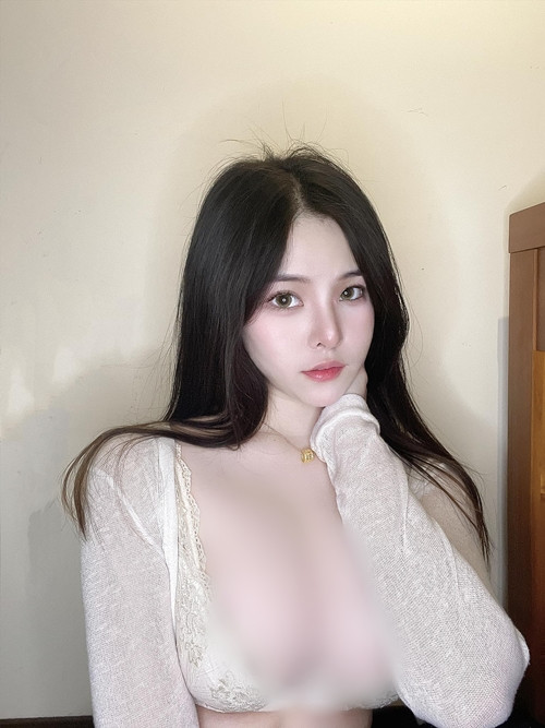 Mái tóc dài màu đen bí ẩn, làn da trắng hồng không tì vết, chiếc áo hở cổ chữ V siêu sâu mix với chiếc quần ngắn ôm trộm vòng ba, dù không cười, Cynthia vẫn khiến mọi người choáng váng vì sự ngọt ngào quyến rũ của mình.