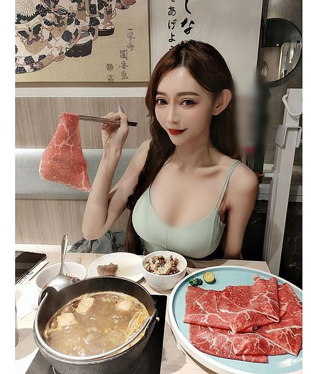 Ngoài đời, Nagase Kunni cũng thường xuyên diện những thiết kế bó sát, xẻ sâu, khoe triệt để đường cong cơ thể.