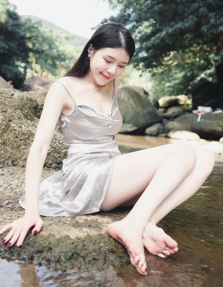 Mỗi khi chuyển động, hot girl khoe đầy đủ đường cong cơ thể cực kỳ quyến rũ của mình.