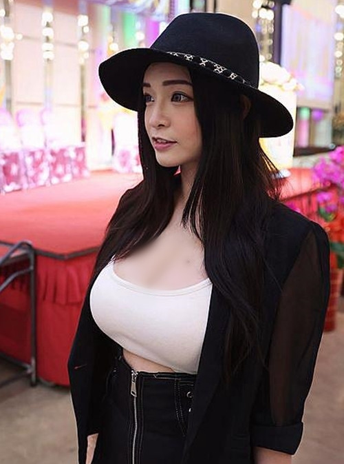 Vì thế, việc mặc gợi cảm, khoe cơ thể cũng không có gì là phản cảm, lố bịch.