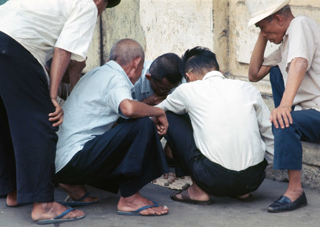 Người già chơi cờ tướng bên vỉa hè.
