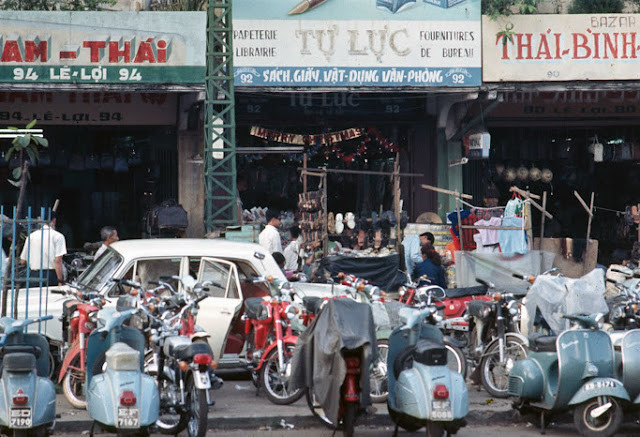 Những cửa hàng san sát nhau trên đường Lê Lợi.