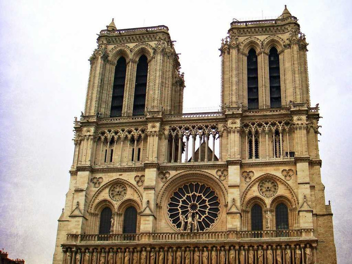 Nhà thờ Notre Dame tuyệt đẹp theo phong cách kiến trúc Gothic nằm trên dòng sông Seine ở trung tâm của thành phố Paris, Pháp được chọn làm bối cảnh trong phim "Thằng gù ở nhà thờ Đức Bà".