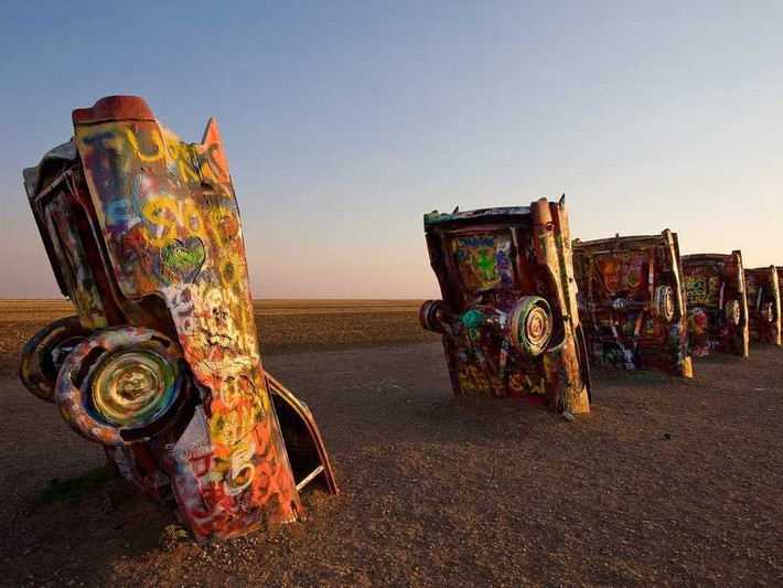 Con đường huyền thoại Route 66 ở Mỹ đã ảnh hưởng khá nhiều đến bộ phim "Vương quốc xe hơi" (Cars). Đặc biệt, các dãy núi trong bộ phim này nhìn rất giống Route 66.
