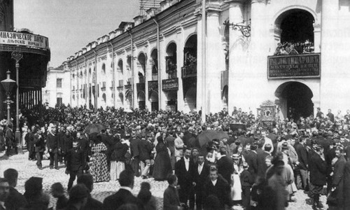 Phố Lomonosova ở St. Petersburg năm 1900. Trong ảnh là đông đảo người dân tham gia ngày hội lớn.