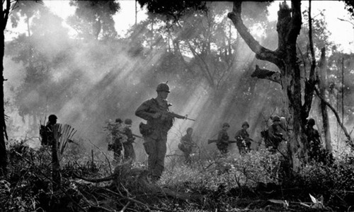 Một nhóm binh sĩ Mỹ đi tuần tại chiến trường Việt Nam năm 1967.