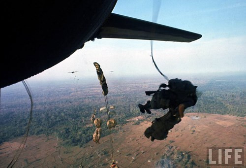 Trong Chiến tranh Việt Nam nói chung và trong năm 1967 nói riêng, quân đội Mỹ đã sử dụng một số lượng lớn máy bay, trực thăng hỗ trợ các hoạt động quân sự của lực lượng bộ binh.