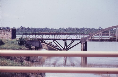 Cầu Rạch Chiếc cũ nối hai bờ.