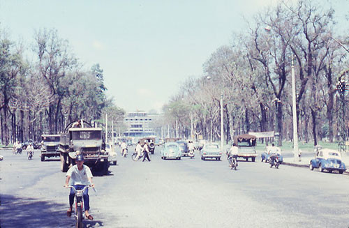 Đại lộ Thống Nhất tấp nập các phương tiện giao thông.