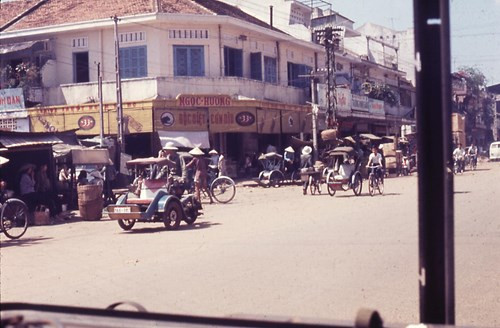 Những chiếc xích lô hoạt động trước dãy nhà cạnh chợ Trương Minh Giảng (nay là chợ Nguyễn Văn Trỗi).