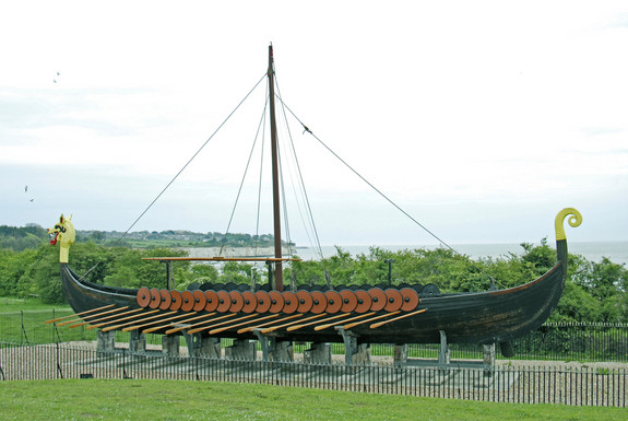 Người Viking là những chuyên gia trong việc đóng tàu thuyền và đi biển. Họ có thể đóng những con tàu dài từ 16-37m, được thiết kế có khả năng thuận tiện để chèo lái, điều khiển cũng như có thể dễ dàng tiến vào bờ biển để neo đậu.