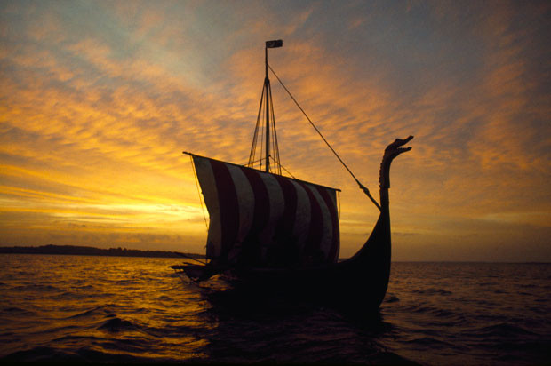 Khi những nhân vật giữ vai trò quan trọng trong xã hội Viking qua đời thì thi thể của họ sẽ được đặt lên một chiếc thuyền mai táng có chứa quần áo, trang sức cá nhân cũng như những động vật của họ. Sau đó, con thuyền này sẽ được lấp đất lên hoặc thả trôi ra biển.