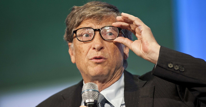 Năm 1977, Bill Gates bị cảnh sát bắt ở New Mexico vì lái xe vượt đèn đỏ và không có bằng lái xe.