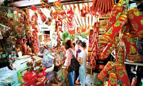 Sau khi dọn dẹp sạch nhà cửa, người Trung Quốc đi sắm Tết, mua những đồ mới và không thể bỏ qua việc mua quần áo mới để mặc trong dịp Tết âm lịch. Người dân nơi đây tin rằng, để bắt đầu một năm mới, họ thường mua những thứ mới. Những thứ mới tượng trưng cho sự mới mẻ, sẵn sàng cho một năm mới.