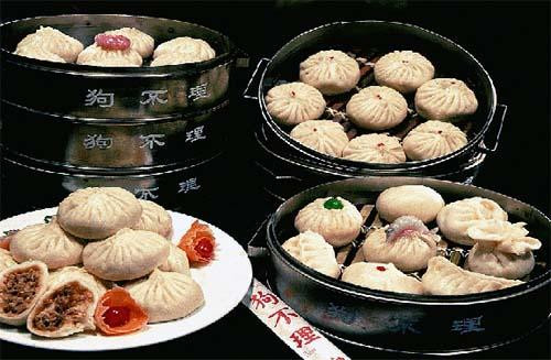 Mỗi loại nhân tượng trưng cho một lời chúc có ý nghĩa khác nhau. Theo đó, bánh bao nhân đồng xu biểu trưng sự giàu có; kẹo tượng trưng cho cuộc sống ngọt ngào; đậu phộng tượng trưng cho sức khỏe và tuổi thọ; hạt dẻ tượng trưng cho sức sống.