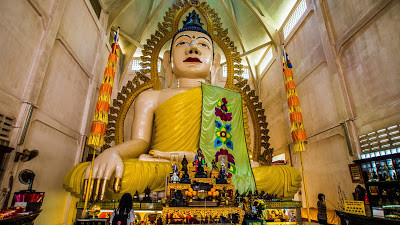 Chùa Sakya Muni Buddha Gaya còn được mọi người biết đến với tên gọi Ngôi chùa của 1.000 bóng đèn bởi lẽ công trình này sử dụng 1.000 bóng đèn chiếu sáng.