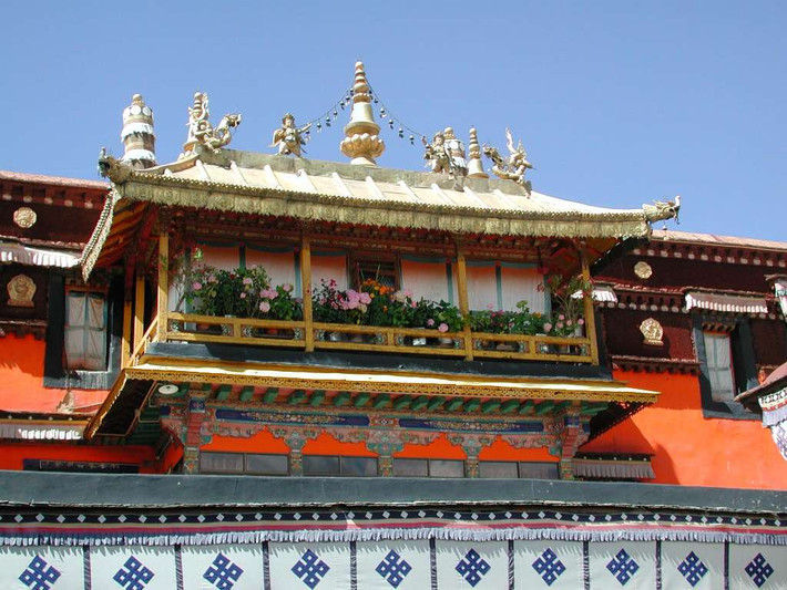 Quần thể kiến trúc chùa Jokhang là sự kết hợp giữa kiến trúc Ấn Độ, Nepal và Trung Quốc thời nhà Đường.