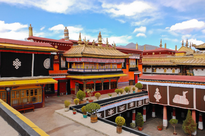 Chùa Jokhang ở Lhasa, Trung Quốc hơn 1.300 năm tuổi là điểm hành hương nổi tiếng thu hút đông khách thập phương.